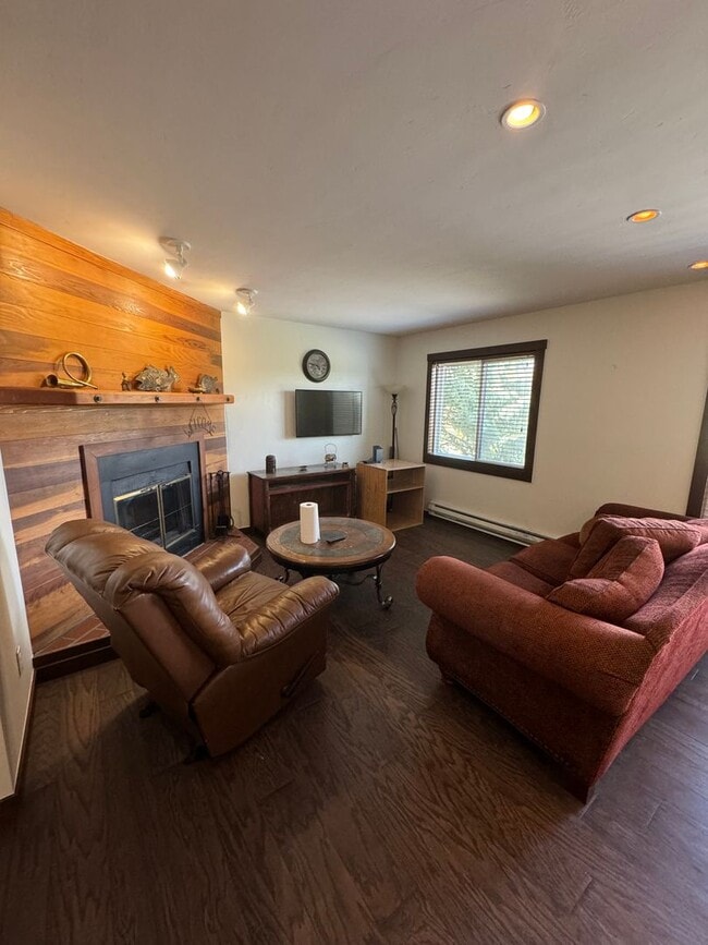 Building Photo - Woodworks Townhome- 3 Bedroom/3 Bath Unit w/Updated kitchen on the Bus Route