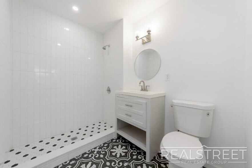 Building Photo - Three Bedroom Duplex w. Backyard.