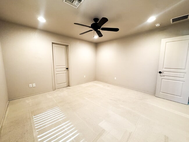 Building Photo - "3-Bed, 2-Bath Retreat in Estrella, Mesa Del Sol!"