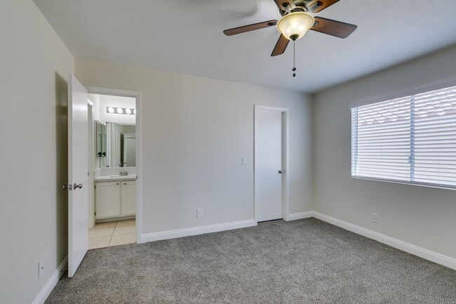 Building Photo - Charming 3 bedroom, 2.5 bathroom home near Summerlin