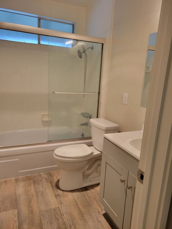 Building Photo - Spacious and Updated 1 Bedroom Convenientl...