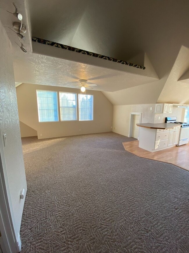 Building Photo - Nice Upstairs 1bd/1bth Apartment - All utilities included!