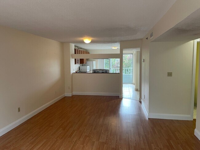 Building Photo - Modern Duplex with Pool, Parking, 2 balconies and 1 deck, Large Bedrooms,1.5 bath Laundry inside