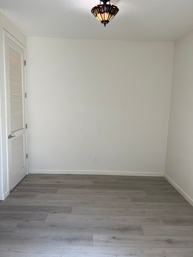 Building Photo - Single flat for rent! Full bedroom, full b...