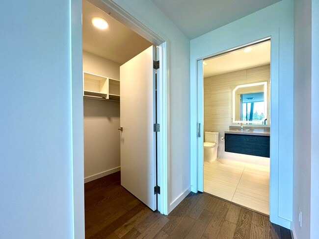 Building Photo - 1Bd/1.5Ba Bellevue Condo