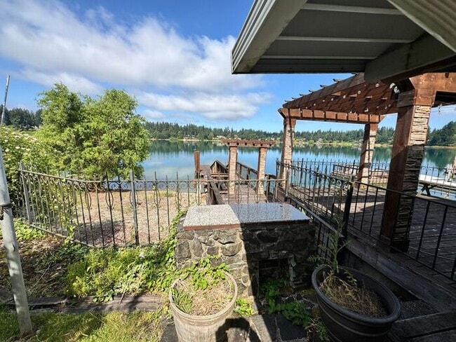 Building Photo - WATERFRONT Gravelly Lake Large 4 Bedroom H...