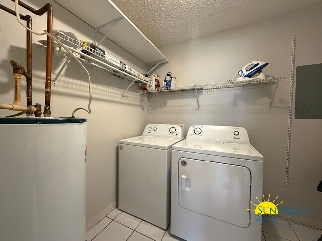 Building Photo - Gorgeous 2 Story Townhome in Fort Walton Beach!