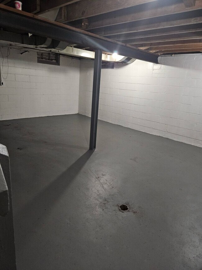 Building Photo - 2 bed/ 1 bath Duplex