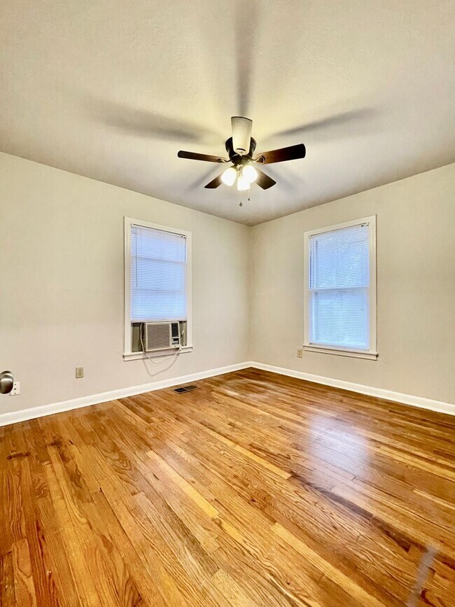 Building Photo - Centrally Located 2 Bedroom Home