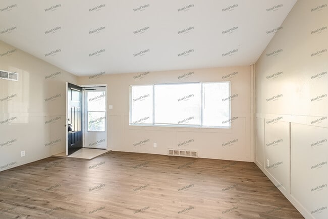 Building Photo - 2240 Hummingbird Dr