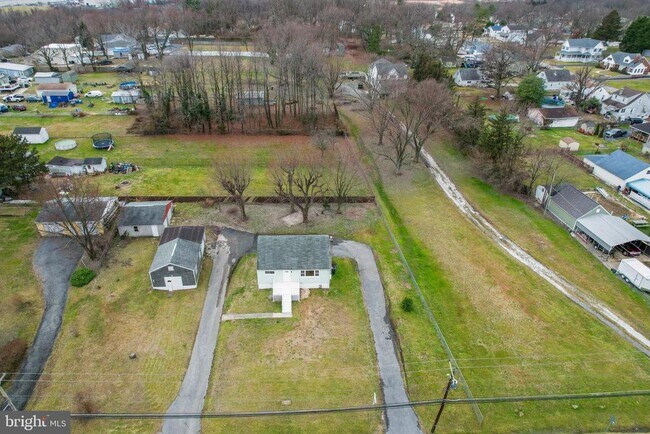 Building Photo - 821 Chesaco Ave
