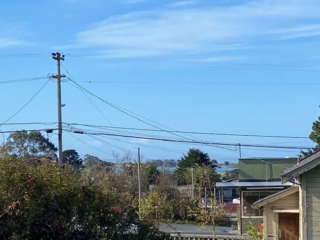 Building Photo - Beautifully done, 2/1 house in Eureka