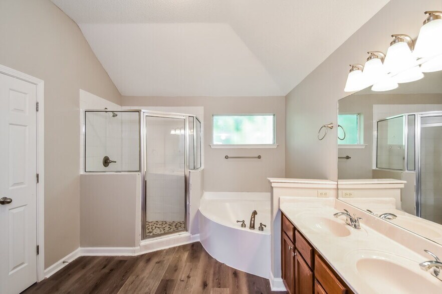 Building Photo - 10237 Green Moss Dr N