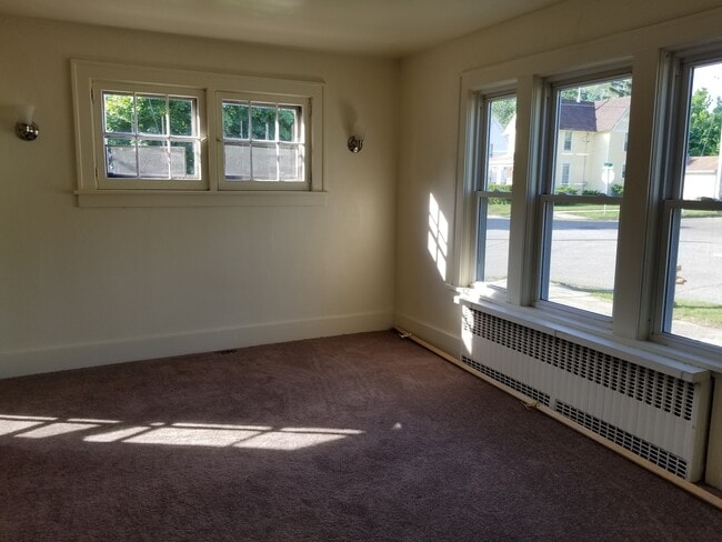 Building Photo - Updated 3 Bedroom House with 1st floor lau...