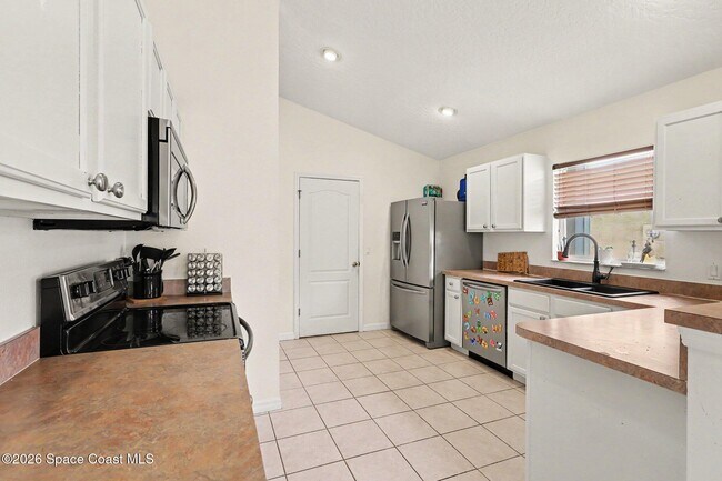 Building Photo - 1575 Sun Gazer Dr
