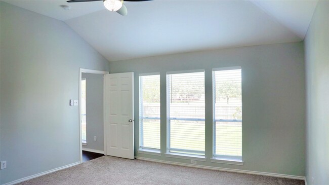 Building Photo - 3915 Summerfield Dr