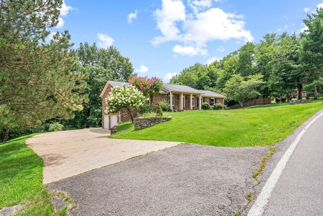Building Photo - Pet Friendly Three Bedroom with Basement!
