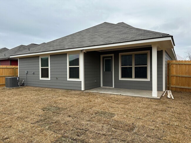 Building Photo - Navasota - NEW BUILD -3 bedrooms / 2 bath / 2 car garage with fenced in yard.
