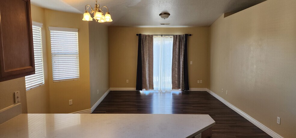 Building Photo - 117 E Calbourne Ln