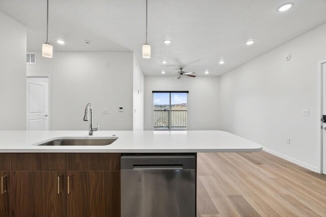 Building Photo - 983 W State St