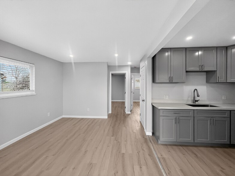 Building Photo - 409 W 18th St