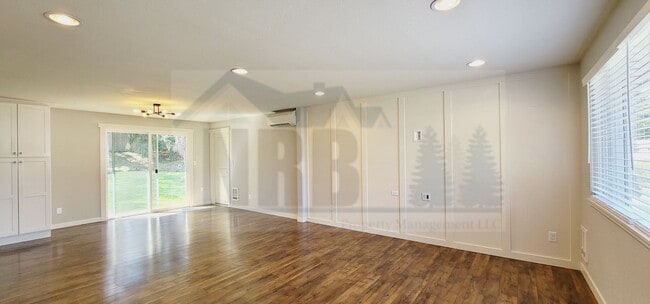 Building Photo - Stunning House in North Tacoma!