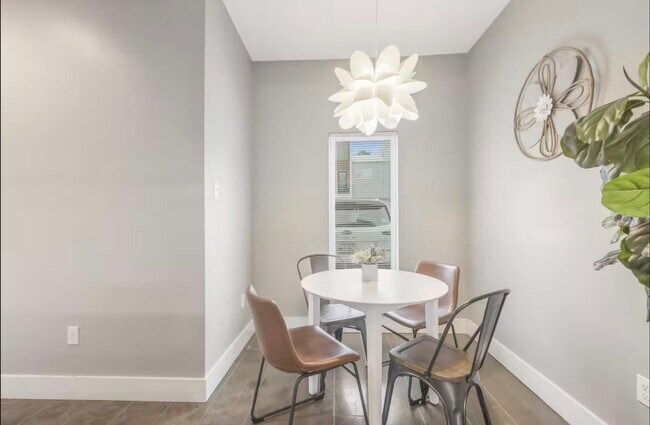Building Photo - 113 Bayou St