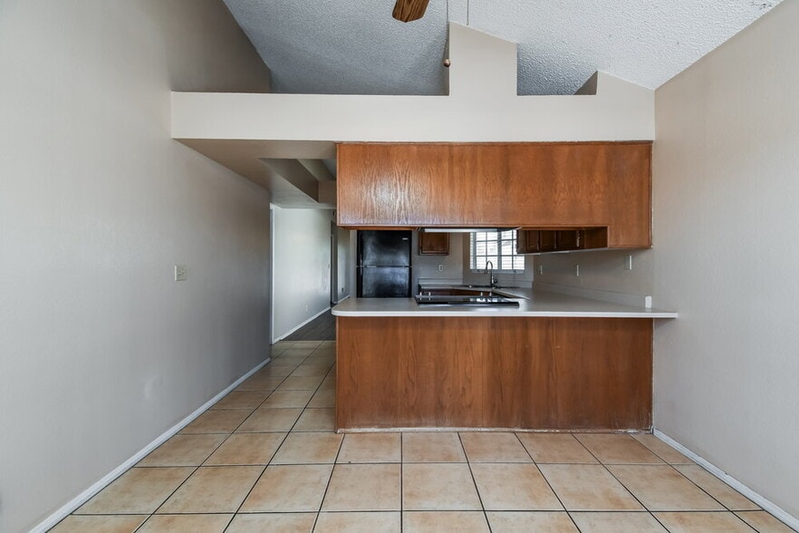 Building Photo - 3460 N Seneca Ct