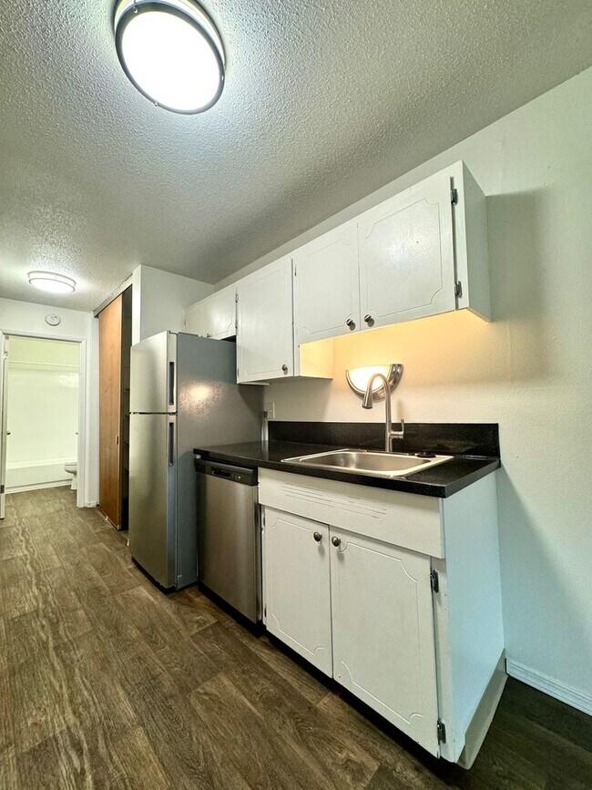 Building Photo - Freshly Updated Top Floor One Bedroom w/ Fresh Paint, New Shower Surround & Stainless Appliances~...