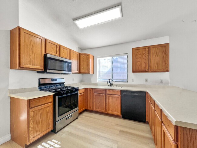 Building Photo - Comfortable 3-Bed, 2-Bath Home