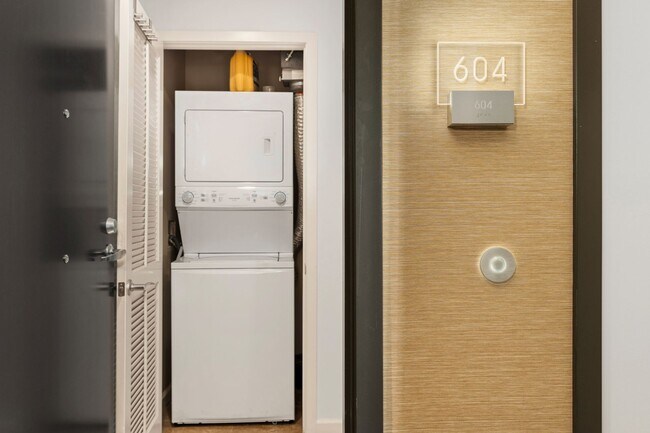 Building Photo - Little Italy Fully Furnished 1 Bedroom! Av...