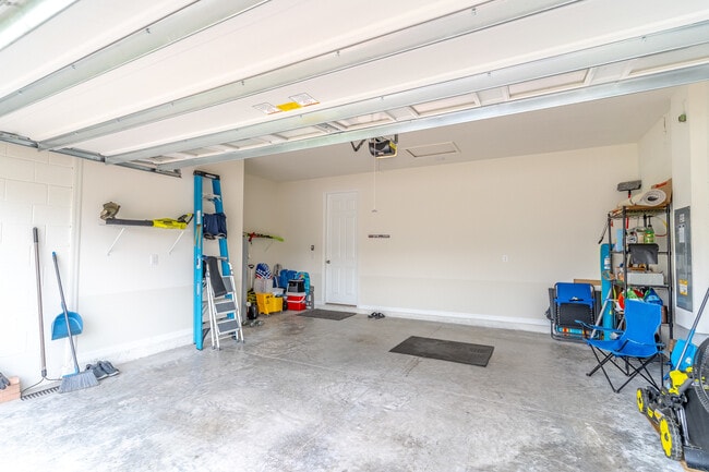 Building Photo - 2721 Chantilly Ave