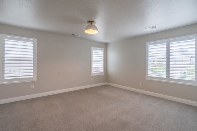 Building Photo - Newer Home in Prime Location with Spacious Layout & Two Living Areas