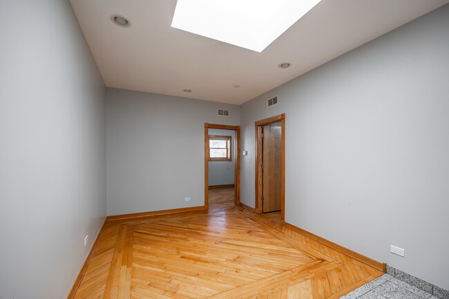 Building Photo - 3205 N Leavitt St
