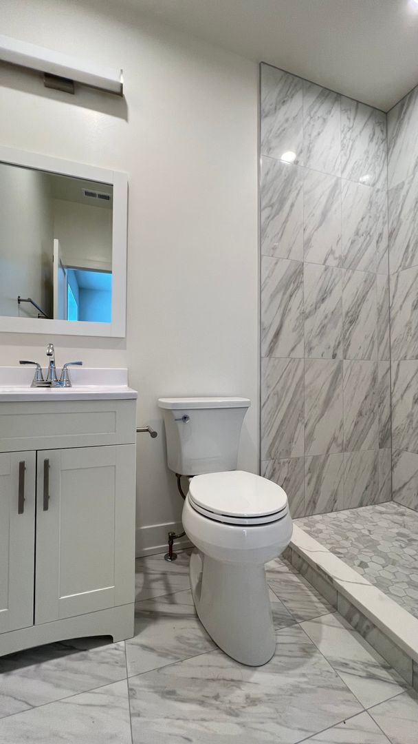 Building Photo - New Renovation 2 BR/2 BA right by the lake!