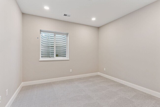 Building Photo - New Berthoud Home with Modern Comfort | $1...