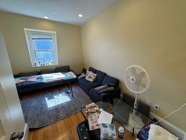 Building Photo - 206-208 Holland