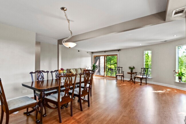 Building Photo - 110 Green Bay Rd