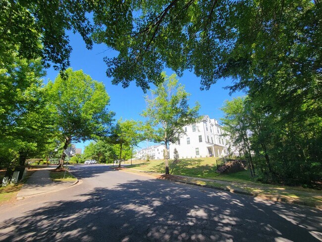 Building Photo - 645 District Ct