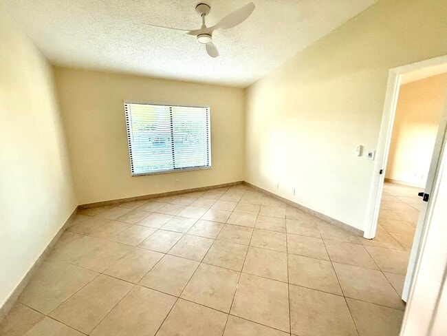 Building Photo - 6649 Somerset Dr