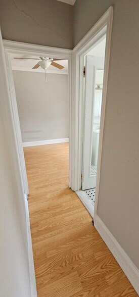 Building Photo - 429 W Wellington Ave