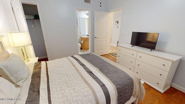 Building Photo - 1200 Beach Dr