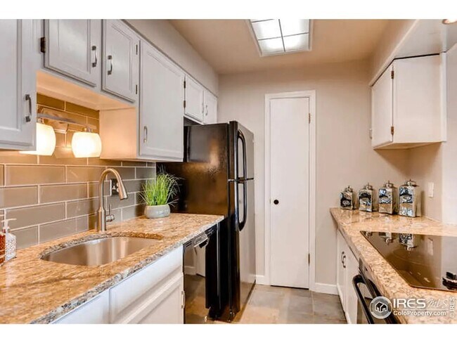 Building Photo - Furnished or Unfurnished Updated 2 Bed 2 B...