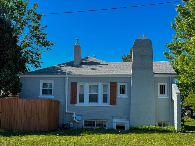 Building Photo - 1/2 off first months rent Totally Renovated Studio! AVAILABLE NOW!!