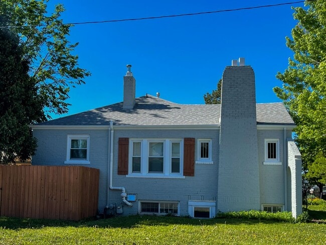 Building Photo - 8016 E 16th Ave