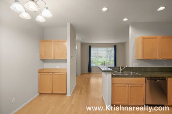 Building Photo - Lovely Home In A Excellent Location! 2 Bedrm 2.5 Bath in Arbor Reserve **PET FRIENDLY! & INTERNET...