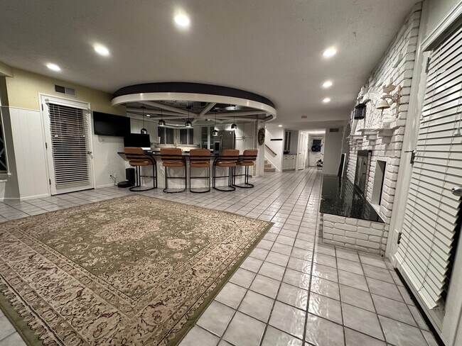 Building Photo - 19 Bronco Dr