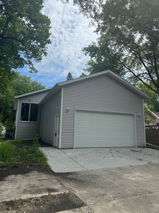 Building Photo - *RENT SPECIAL* Spacious 4 Bed, 2 Bath Sing...