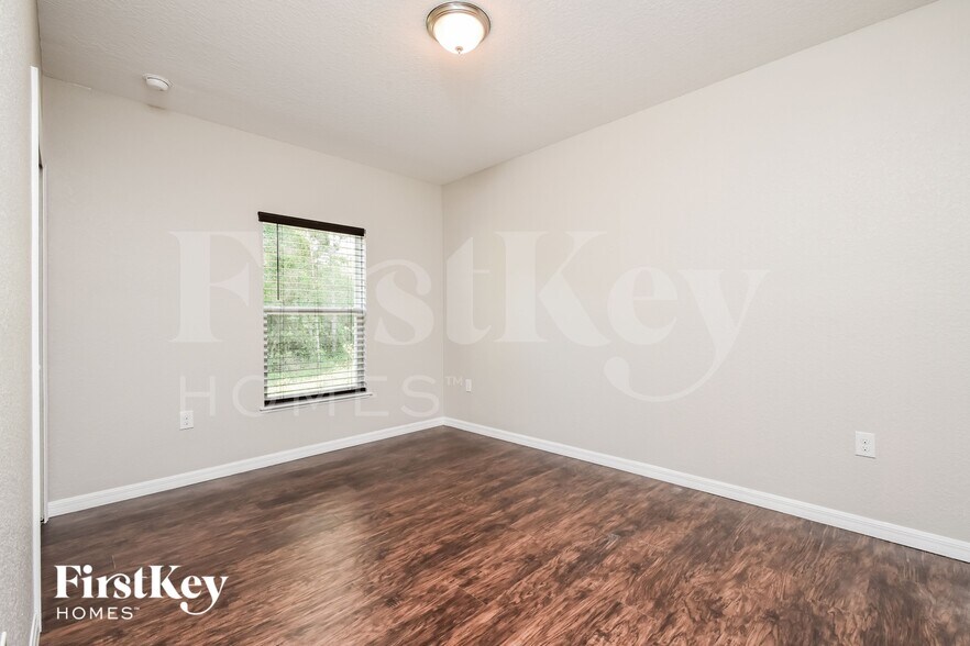 Building Photo - 3379 Toluca Terrace