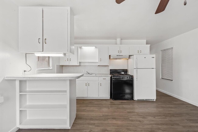 Building Photo - Updated 1-Bed Apartment with Private Entry and Huge Storage Room